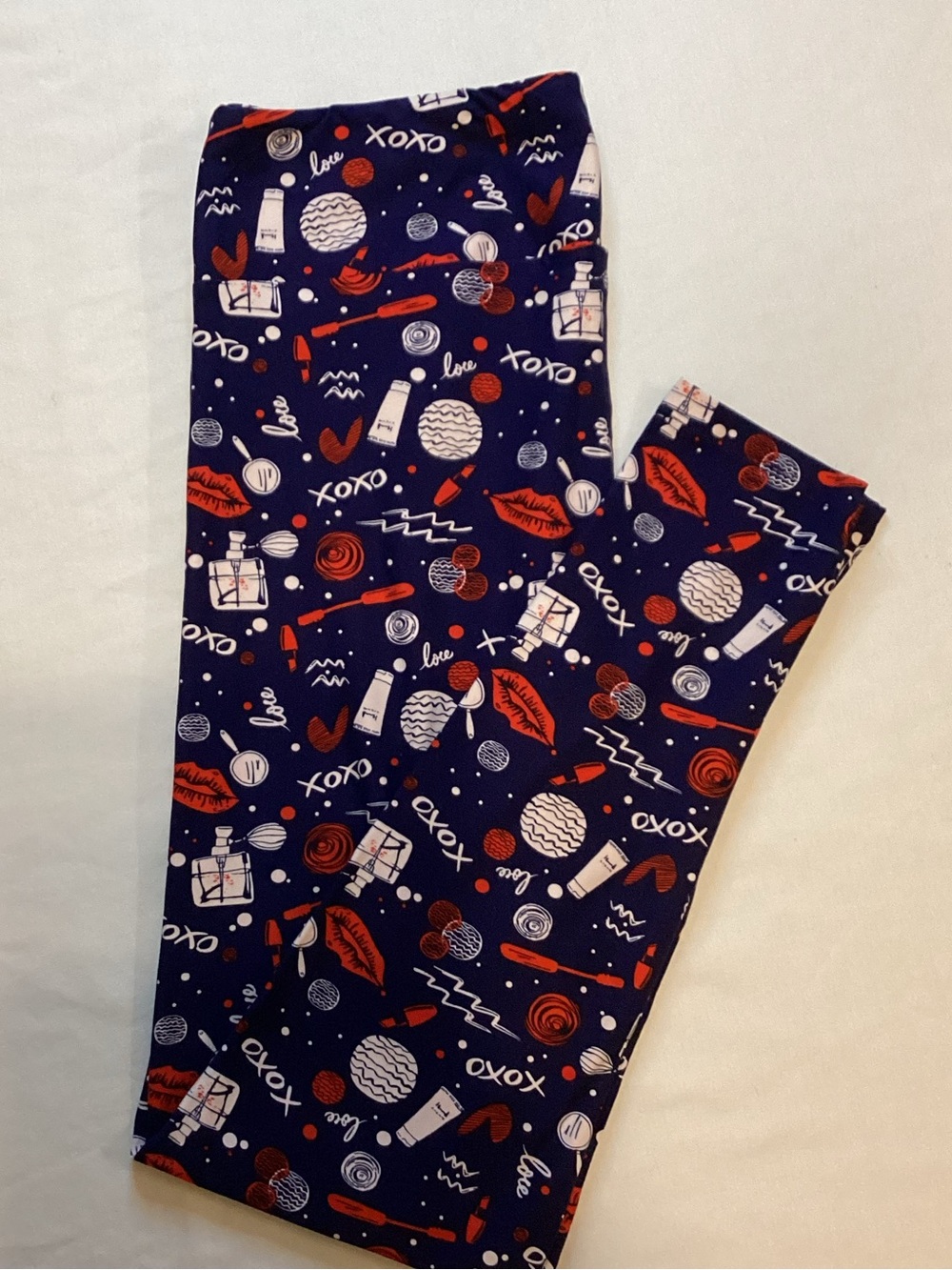 LuLaRoe Navy Blue Lip & Makeup Print Leggings